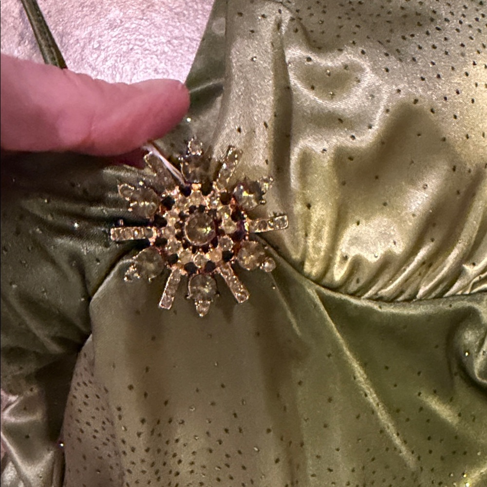 VENUS Elegant Green Midi Dress with Brooch - Picture 4 of 5